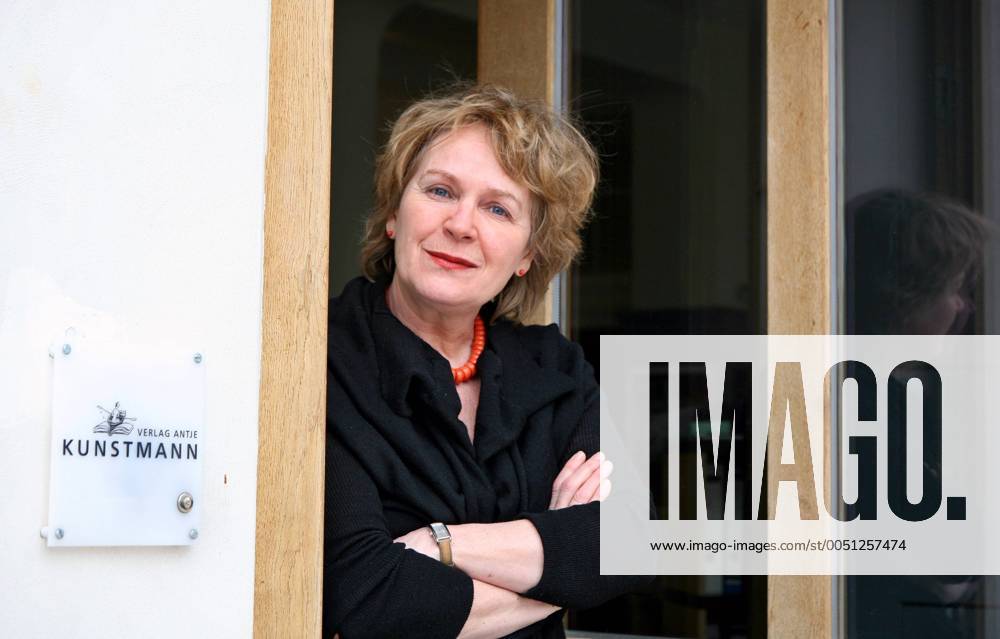 Verlegerin Antje Kunstmann (GER Verlag Antje Kunstmann GmbH) neben dem Firmenschild an der Tür des Verlages in München
