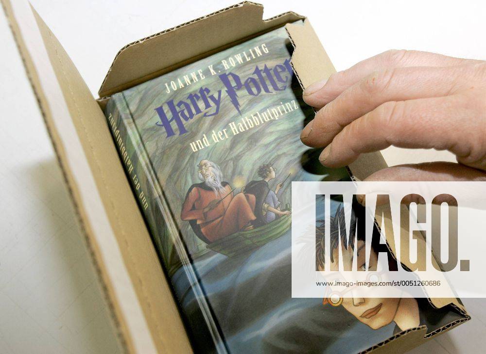 Deutsche Ausgabe von Harry Potter und der Halbblutprinz wird im Logistikzentrum des Internetbuchversandes amazon.de in Bad Hersfeld verpackt
