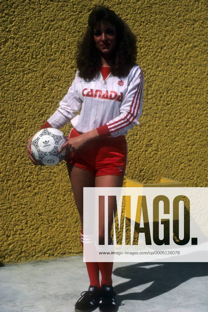 Mexikanisches Model zur WM 1986 in Mexiko im Dress von Teilnehmer Kanada Fußball WM Herren WM 1986, Nationalteam, Nationaltrikot, Equipment, Fotoshooting Einzelbild
