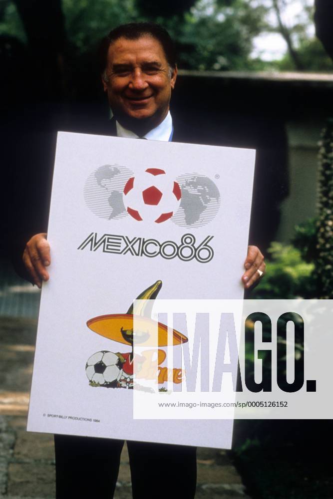Guillermo Canedo (Mexiko OK Präsident WM 1986) hält das WM Plakat mit Schriftzug Mexiko86 und Maskottchen Pique Fußball WM Herren WM 1986, Nationalteam Einzelbild Aufnahmedatum geschätzt Freude,
