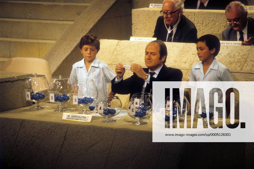 FIFA Generalsekretär Joseph S. Blatter (Schweiz) zeigt in Mexiko City während der Auslosung zur WM 1986 das Los mit Teilnehmer Bulgarien Fußball WM Herren Auslosung 1985 WM 1986, Gruppenauslosung, Gruppe Mexiko City