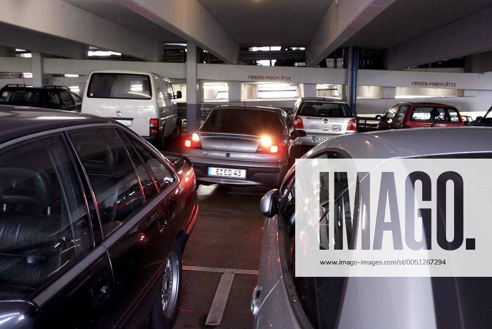 Auto rangiert aus einer Parklücke in einem Parkhaus