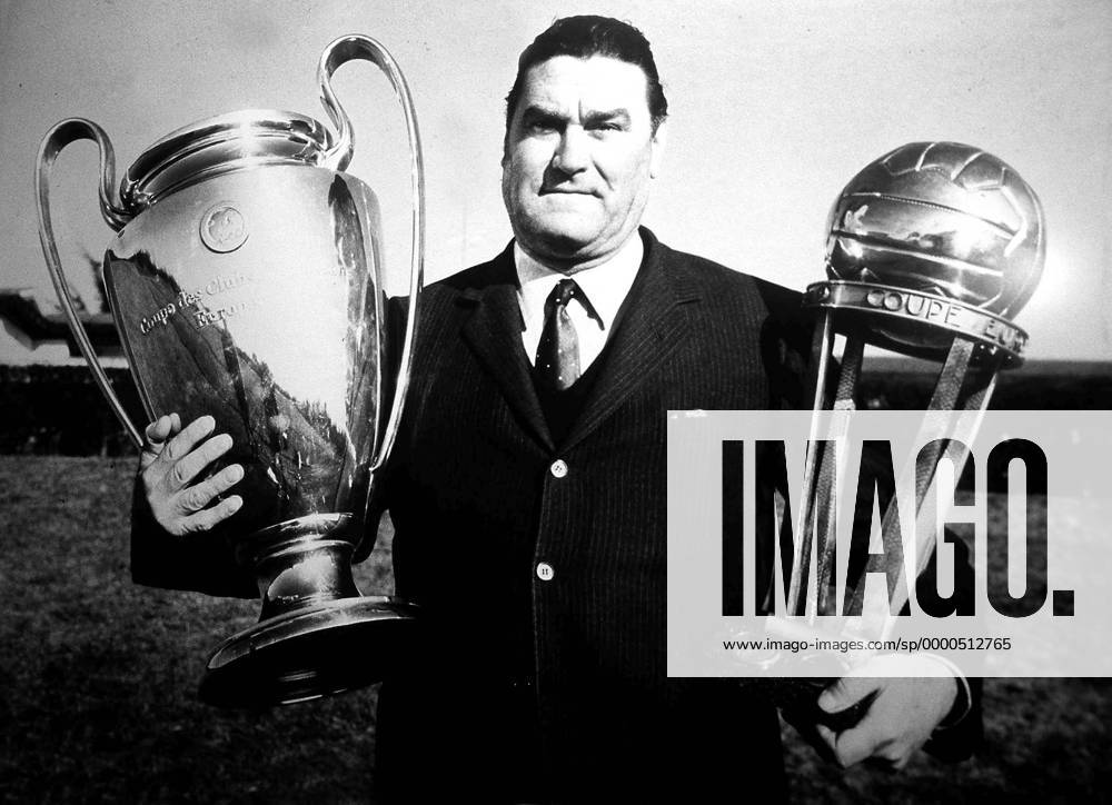 Trainer Nereo Rocco (Milan) mit dem Europapokal der Landesmeister (li.) und dem Weltpokal Fußball EC 1 Herren Serie A 1969 1970, 1. Italienische Liga, Vorstellung, Präsentation, Pressetermin, Einzelbild Mailand