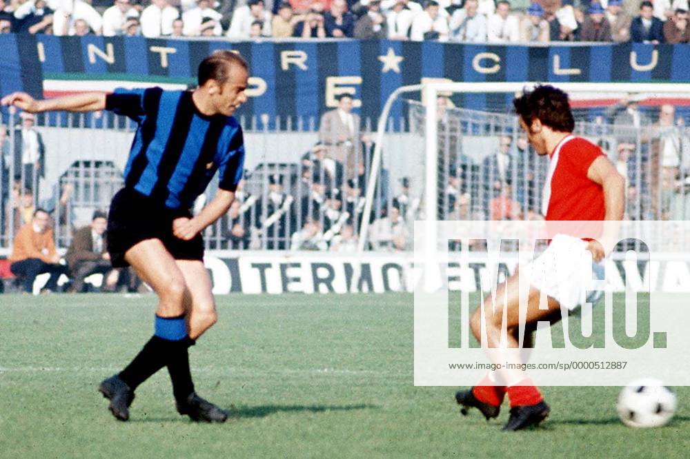 Luis Suarez (Inter, li.) tunnelt seinen Gegenspieler Fußball Herren Serie A 1968 1969, 1. Italienische Liga, Internazionale Mailand Gruppe Stadio Giuseppe Meazza, San Siro Mailand Dynamik,