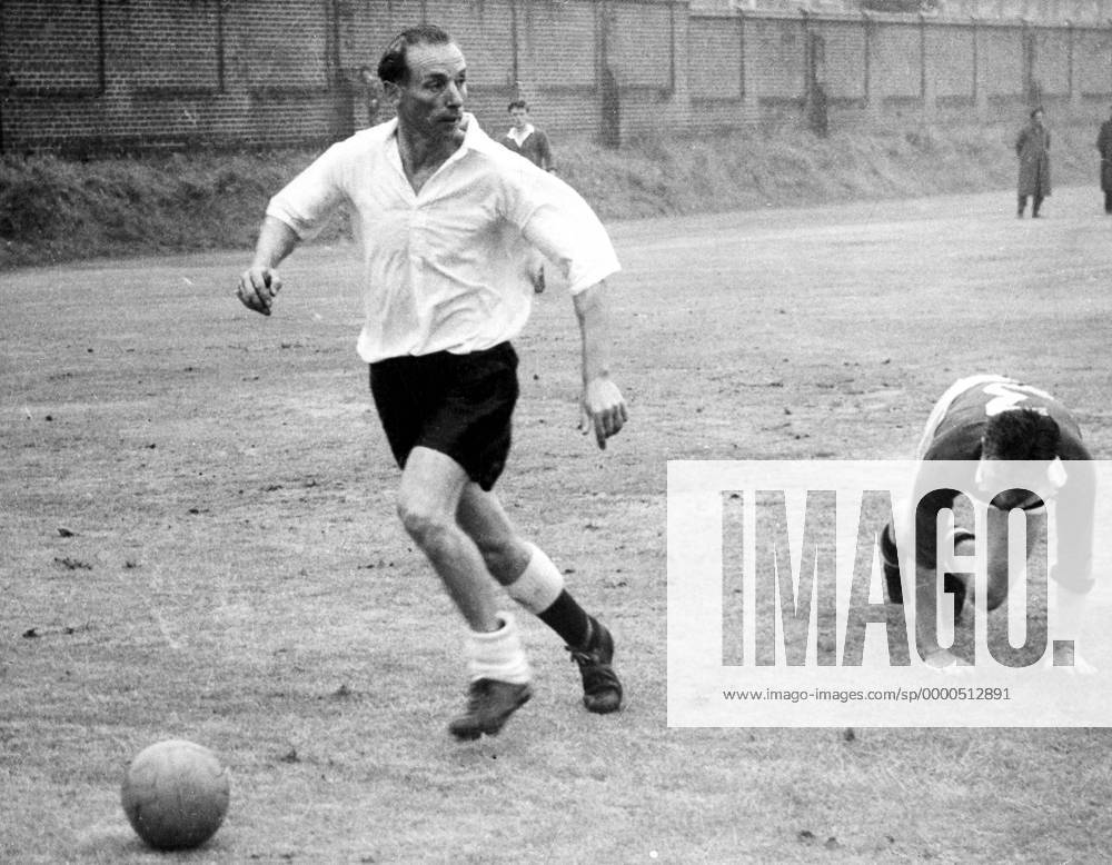 Stanley Matthews (Stoke City, li.) am Ball Fußball Herren First Division 1946 1947, 1. Englische Liga, Stoke City Gruppe Stoke Dynamik,