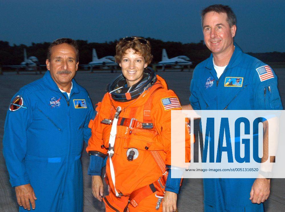 Astronauten Charlie Camarda (li.) und Steve Robinson (re., beide Mission Specialists) mit Commander Eileen Collins (USA) nach absolvierten Trainingseinheiten für die Mission STS 114 auf der Shuttle Landing Facility des NASA Kennedy Space Center auf Cape Canaveral wax20050725101