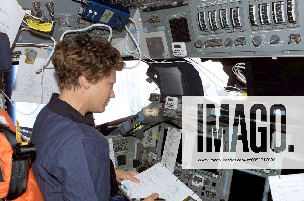 NASA Mission STS 114 - Commander Eileen Collins (USA) an Bord des Raumschiffes - Discovery - wax20050730209