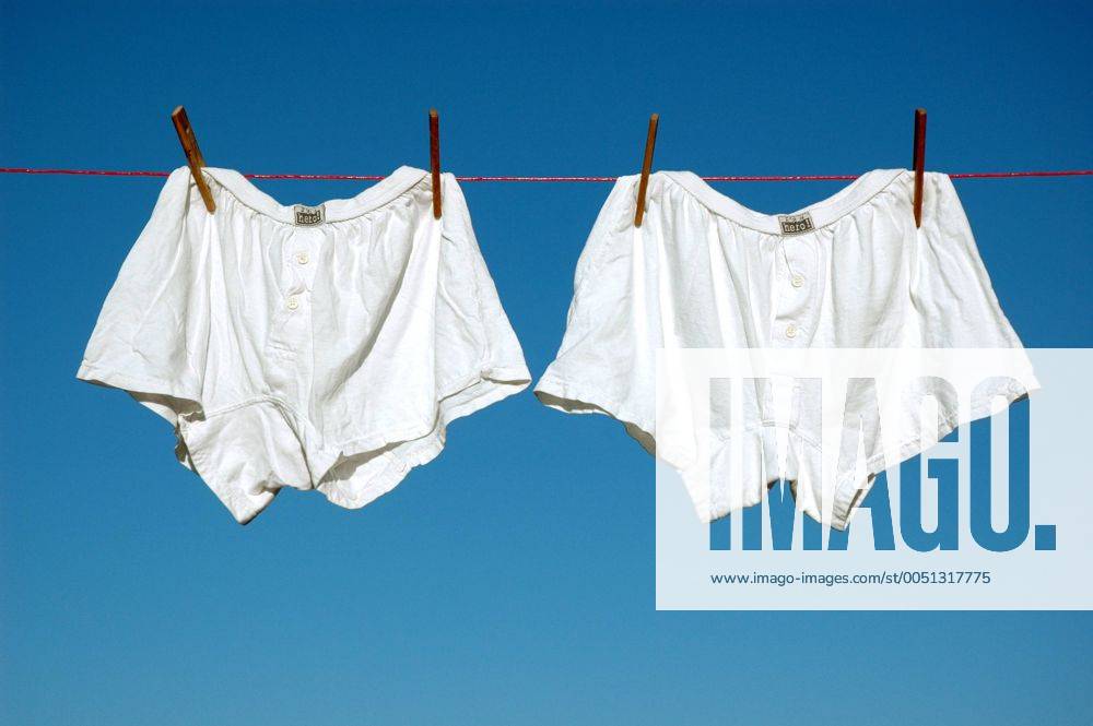 Zwei weiße Herrenunterhosen auf der Leine