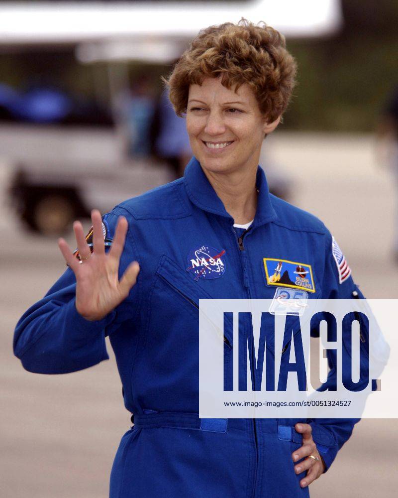 Commander Eileen Collins (USA Mission STS 114) winkend anlässlich ihrer Ankunft im Kennedy Space Center auf Cape Canaveral ksp2005070902