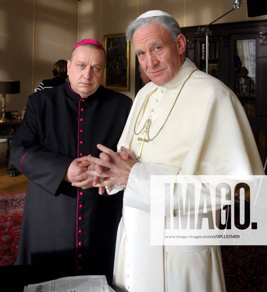 Schauspieler Michael Mendl (re.) und Udo Kroschwald (beide GER) am Drehort zum ZDF-Film - Karol Wojtyla - Geheimnisse eines Papstes - in Görlitz