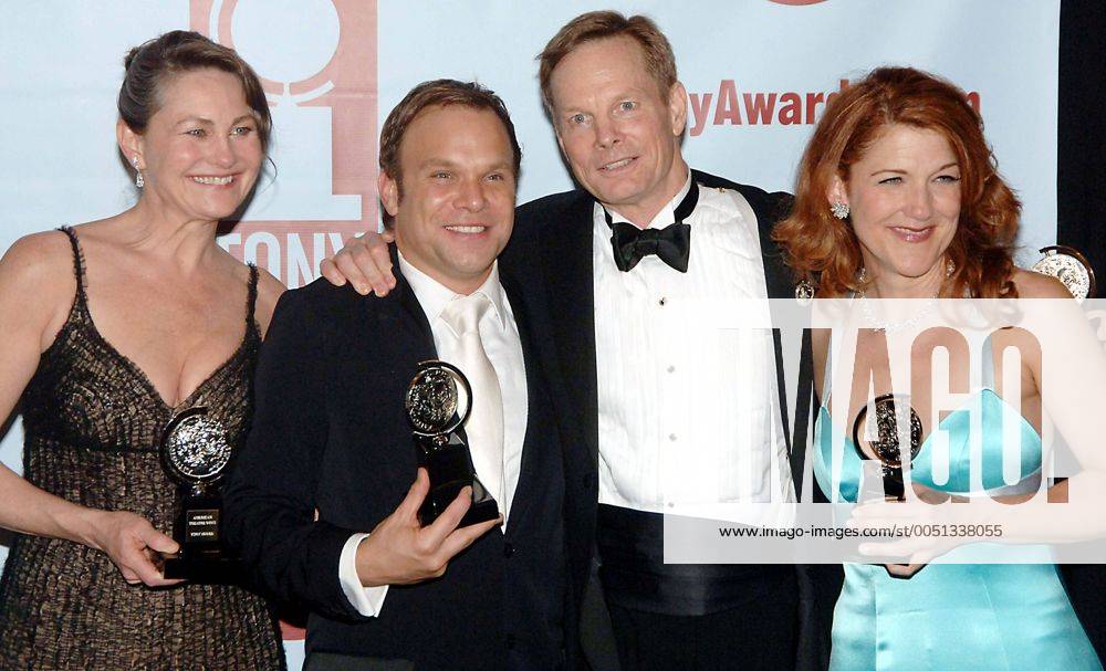Schauspieler v.l.n.r.: Cherry Jones, Norbert Leo Butz, Bill Irwin und Victoria Clark (alle USA) als glückliche Preisträger anlässlich der 2005 Tony Awards in New York - (nyp2005060512)