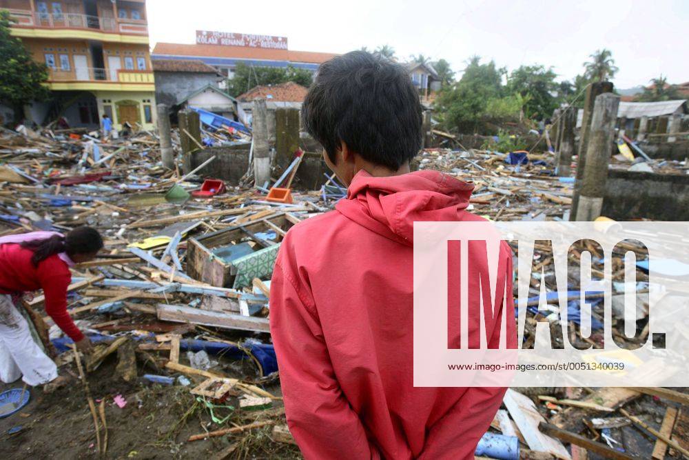 Einheimische durchsuchen die Ruinen ihrer zerstörten Häuser nach dem Tsunami in Pangandaran auf Java -
