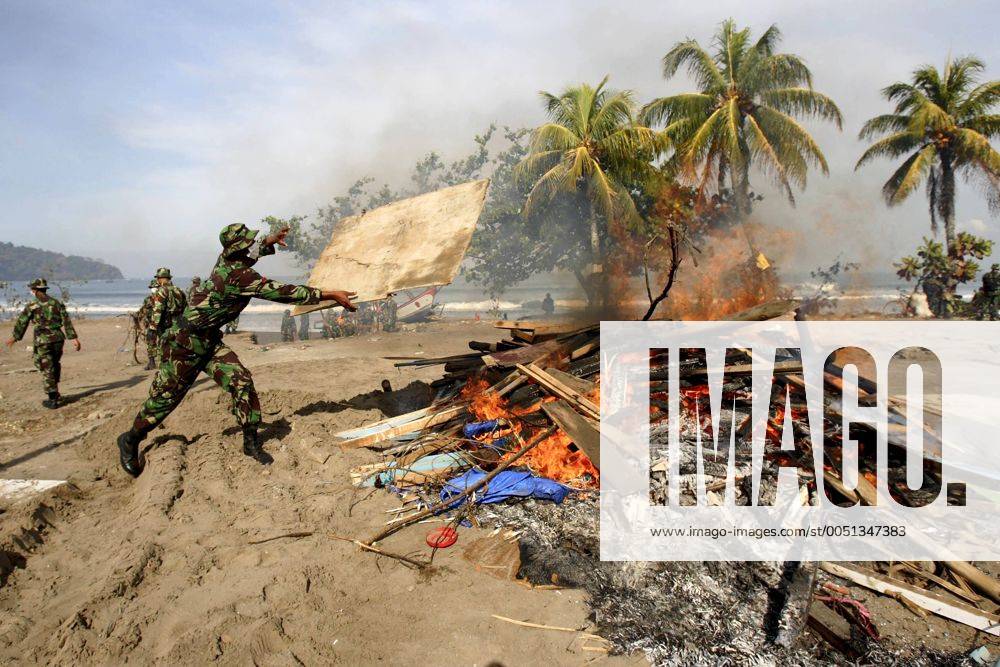 Indonesische Soldaten verbrennen während der Aufräumarbeiten Schutt nach dem verheerenden Tsunami in Pangandaran auf Java -
