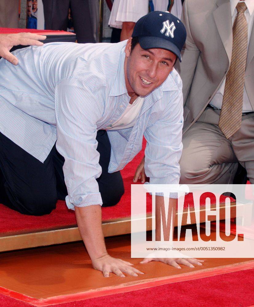 Schauspieler Adam Sandler (USA) hinterläßt seine Handabdrücke anlässlich der Hand- und Footprint Ceremony vor Graumans Chinese Theatre in Los Angeles - (lap20050517200)