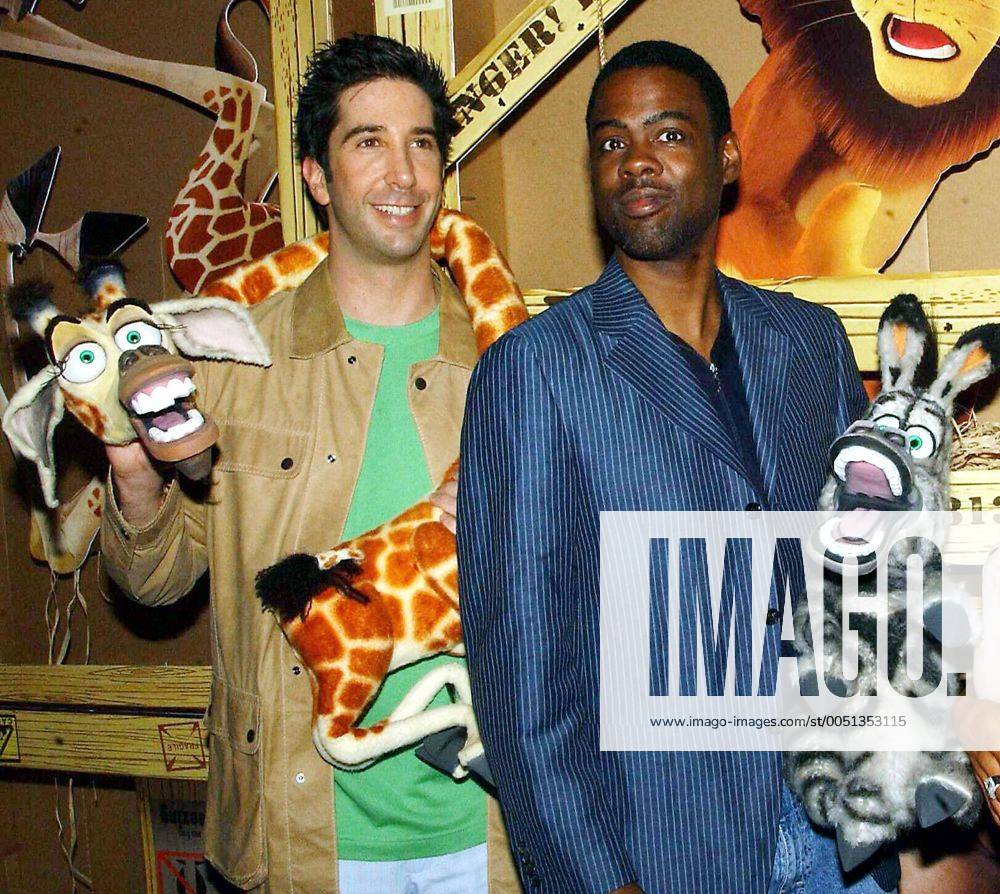 Schauspieler David Schwimmer (li.) mit Giraffe Melman und Chris Rock mit Zebra Marty (beide USA) anlässlich der Premiere des Films - Madagaskar - in New York - (nyp2005051521)