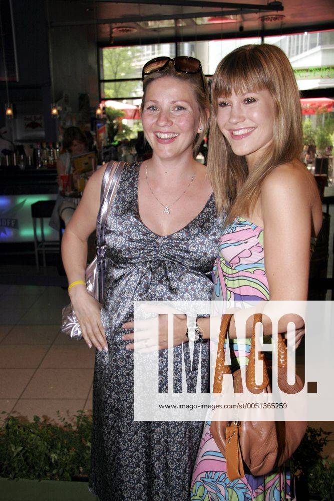 Fernsehmoderatorin Aleksandra Bechtel (li., GER) und Schauspielerin Wolke Hegenbarth (GER) gut gelaunt anlässlich der Deutschlandpremiere des Animationsfilmes - Ab durch die Hecke - in Köln