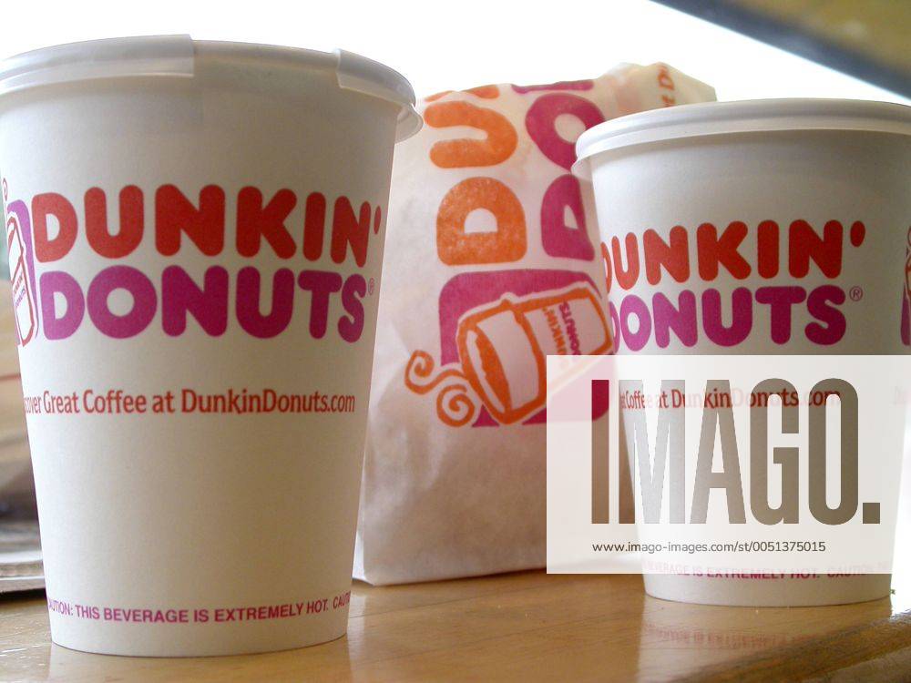 Kaffeebecher der Fastfood-Kette - Dunkin Donuts - in Berlin