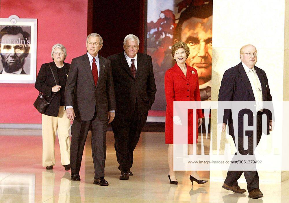 Präsident George W. Bush (2.v.li.) und First Lady Laura Bush (2.v.re., beide USA) unternehmen zusammen mit Dennis Hastert (Mitte, USA Sprecher des Repräsentantenhauses), dessen Ehefrau Jean und Historiker Richard Norton Smith (beide USA) einen Rundgang durch das Abraham Lincoln Museum mit Historiker Richard Norton Smith (alle USA) in Springfield - (gxp2005041903)