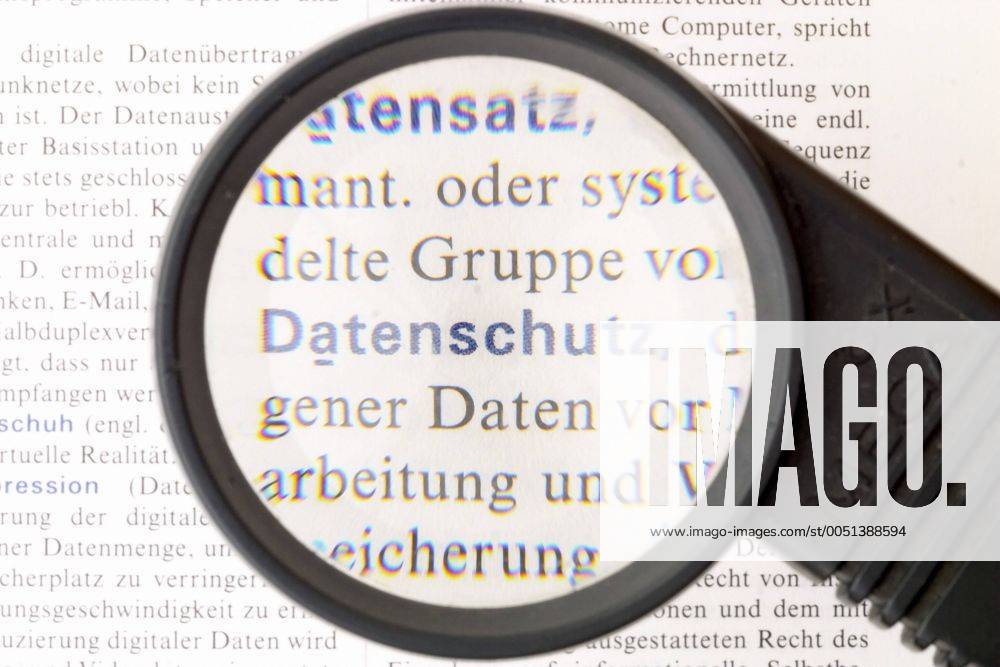 Begriff - Datenschutz - in einem Wörterbuch durch eine Lupe vergrößert