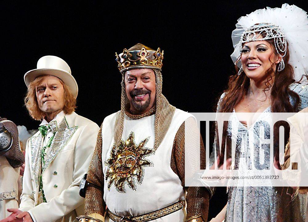 V.l.n.r. Schauspieler David Hyde Pierce (USA), Tim Curry (GBR) und Schauspielerin Sara Ramirez (MEX) anlässlich der Premiere des Monty Python Musicals - Spamalot - am Broadway in New York - nyp2005031750