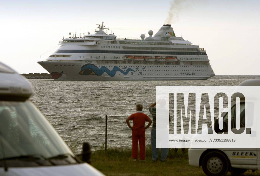 Kreuzfahrtschiff - Aidacara - der Reederei Aida Cruises beim Einlaufen in den Hafen Sassnitz-Mukran