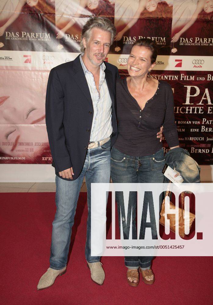 Schriftsteller Frank Schätzing (GER) mit Ehefrau Sabina anlässlich der Filmpremiere von - Das Parfum. Die Geschichte eines Mörders - in Köln