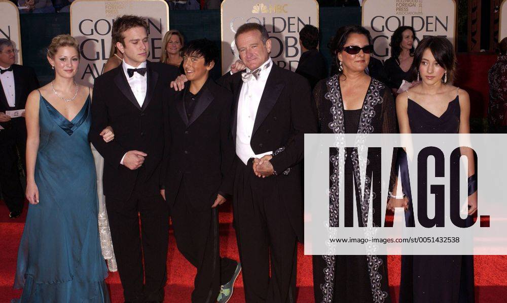 Schauspieler Robin Williams (USA) mit Familie - v.r.n.l.: Tochter Zelda, Ehefrau Marsha Garces Williams, Sohn Cody und Sohn Zachary mit Begleitung anlässlich der 62. Golden Globe Awards in Beverly Hills - lap2005011626