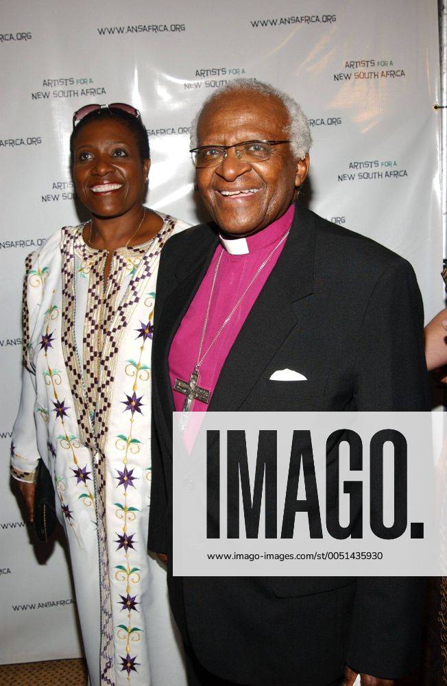 Friedensnobelpreisträger Desmond Tutu (RSA Erzbischof von Kapstadt) mit seiner Tochter Thandi Tutu-Gxashe (RSA) anlässlich seiner Geburtstagsgala - Tutu, one Amazing Night of Celebration - in Beverly Hills