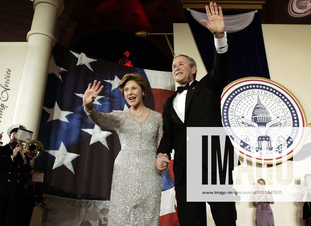 Präsident George W. Bush (USA) mit First Lady Laura Bush auf dem Freedom Ball zur Feier seiner zweiten Amtseinführung (wax20050120341)
