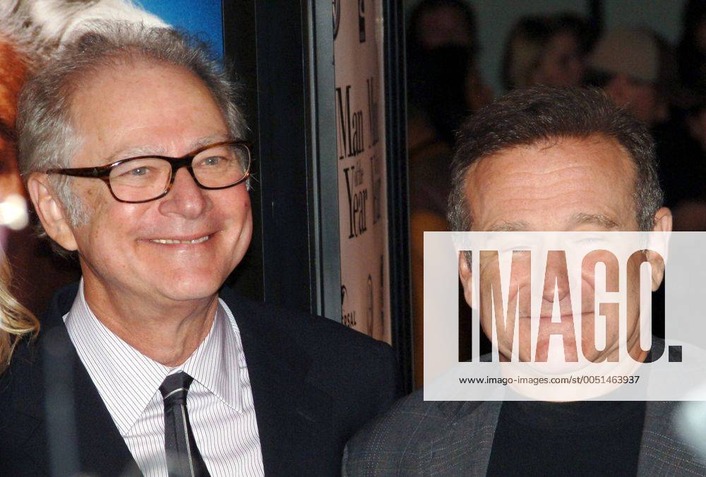 Regisseur Barry Levinson (li.) und Schauspieler Robin Williams (beide USA) während der Premiere des Films - Man of the Year - in Hollywood - (LAP2006100449)