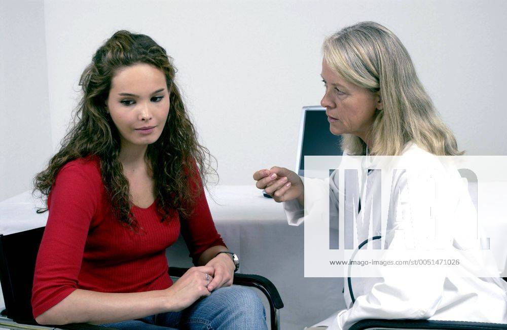Arztbesuch - Junge Patientin nachdenklich gestimmt im Gespräch mit ihrer Ärztin
