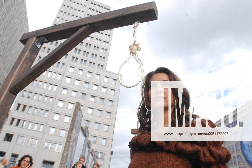 Nazanin Afshin-Jam (CAN Miss Kanada 2003) engagiert sich als in Kanada lebende Exil-Iranerin für Amnesty International - Protestaktion gegen die Hinrichtung Minderjähriger im Iran auf dem Potsdamer Platz in Berlin