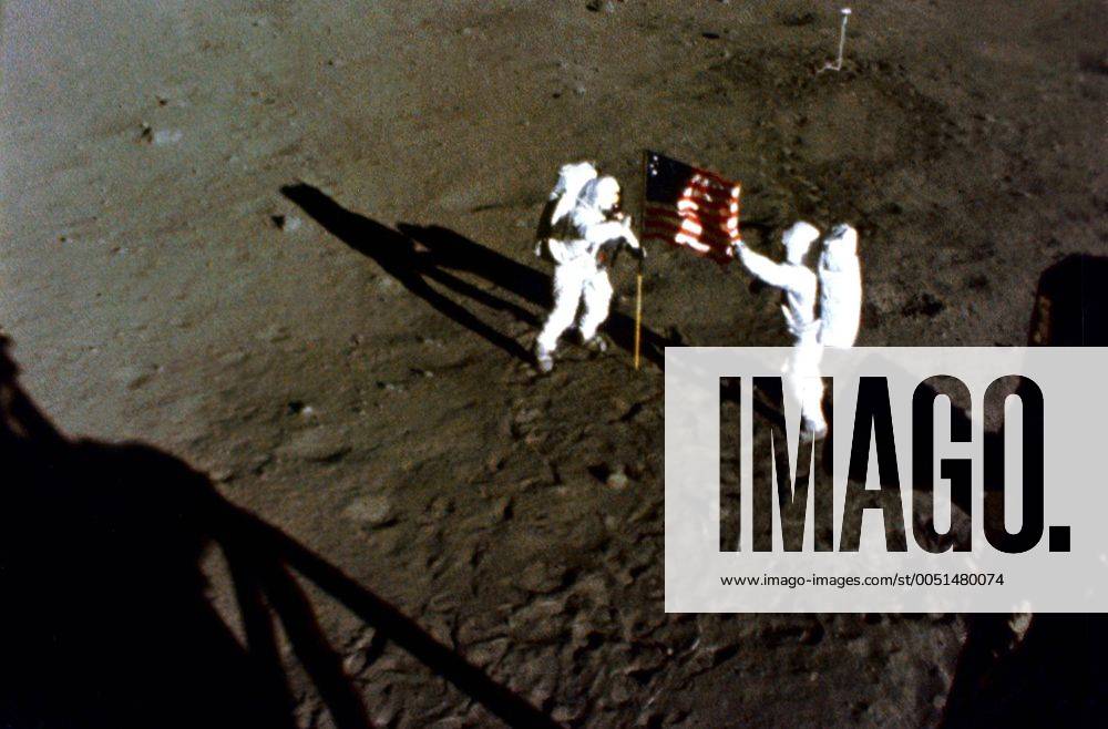 Astronauten Edwin Eugene - Buzz - Aldrin Jr. und Neil Alden Armstrong (beide USA) mit der amerikanischen Nationalflagge auf der Mondoberfläche während der Apollo 11-Mission - (was2004010902)