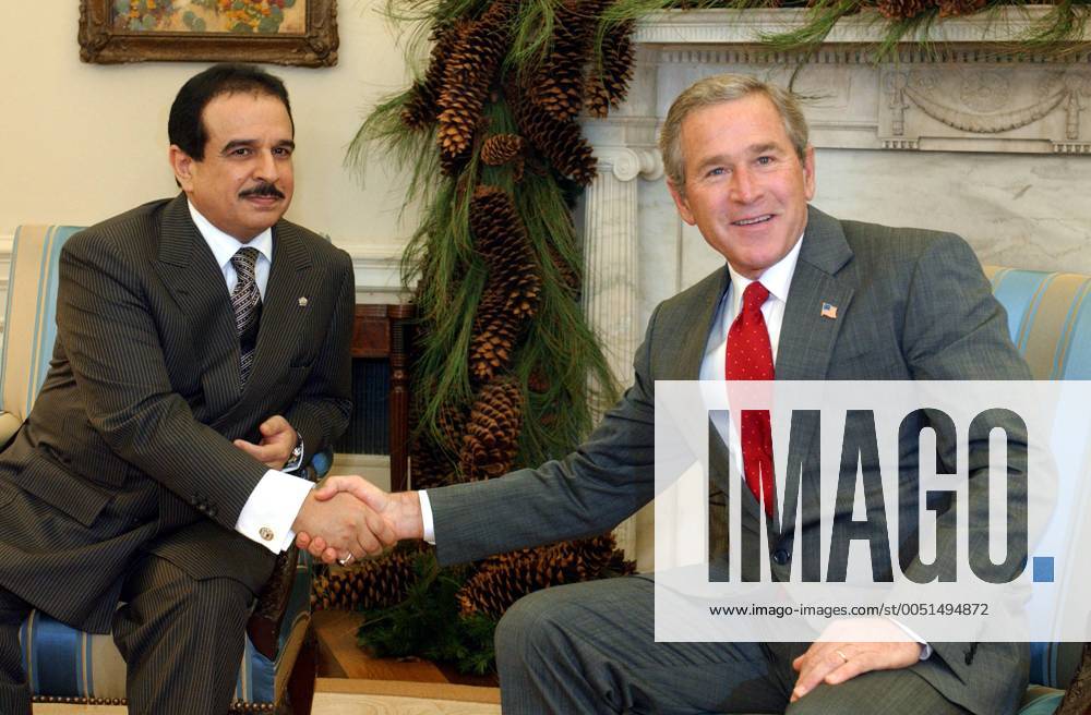 Präsident George W. Bush (re., USA) und König Salman ibn Hamad ibn Isa Al Chalifa (BRN) bei einem Treffen im Weißen Haus (wap2004112905)