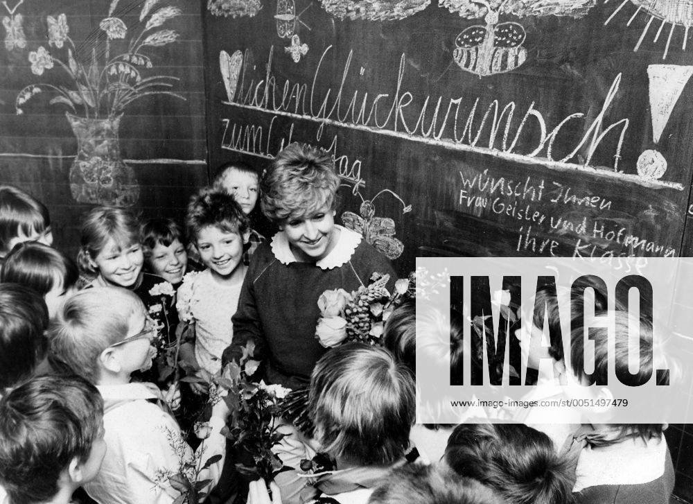 Schulklasse 3b der 4. POS - Karl Stein - gratuliert der Lehrerin zum Lehrertag in Dresden