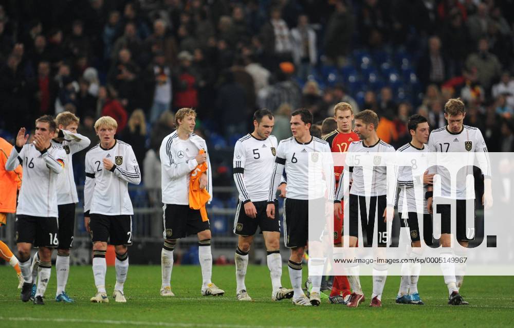 Fussball Länderspiel, Testspiel, DEUTSCHLAND - ELFENBEINKÜSTE 2-2, die Deutschen Spieler nach dem Abpfiff, v.re. Per Mertesacker (Deutschland), Mesut Özil (Deutschland), Thomas Hitzlsperger (Deutschland), Torhüter Manuel Neuer (Deutschland), Marcel Schäfer (Deutschland), Heiko Westermann (Deutschland), Stefan Kießling (Deutschland), Andreas Beck (Deutschland), Aaron Hunt (Deutschland) und Philipp Lahm (Deutschland)