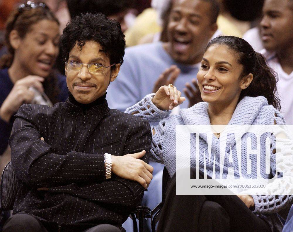 Sänger Prince und Ehefrau Manuela Testolini (beide USA) verfolgen gemeinsam das Basketballspiel der Los Angeles Lakers gegen die Miami Heat im Staples Center in Los Angeles - (lap2004122522)