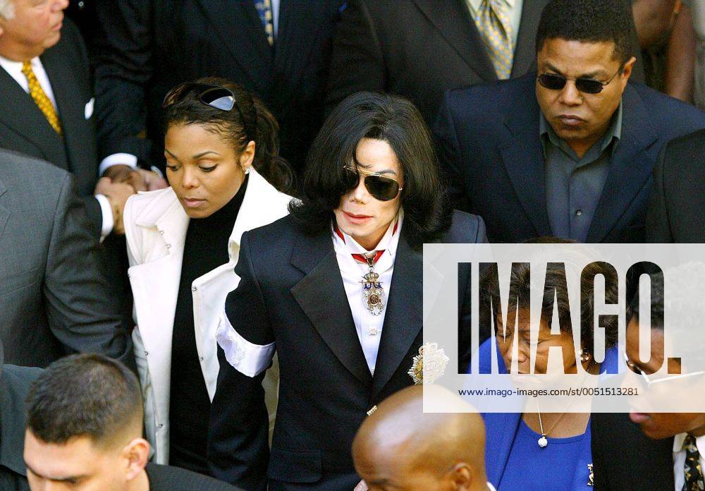 Sänger Michael Jackson, seine Schwester Janet Jackson (li.) und seine Mutter (re.) auf dem Weg ins Gericht von Santa Maria in Kalifornien LAP20040304201