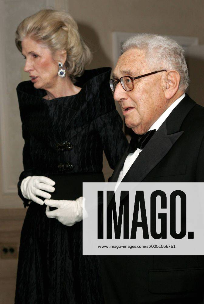 Henry A. Kissinger (USA) und seine Frau Nancy anlässlich des - Leo Baeck Institute Awards - in New York City - (NYP20061129301)