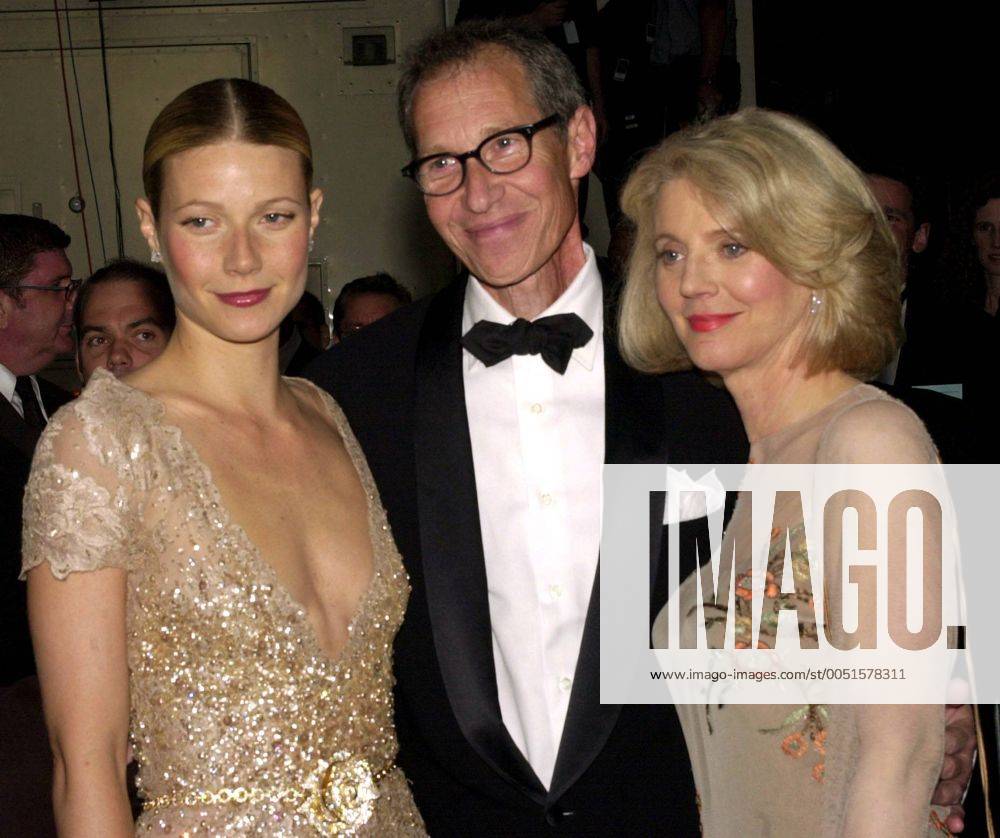 Schauspielerin Blythe Danner mit Ehemann Bruce und Tochter Gwyneth Paltrow (li., alle USA) anlässlich der - 55th Annual Tony Awards - in New York - (NYP20010603014)