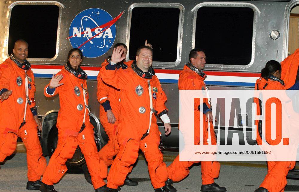 Mitglieder der Besatzung vor dem Start des Space Shuttle Discovery - v.l.n.r.: Robert Curbeam (USA), Suni Wiliams (USA), Nikolaus Patrick, Christer Fuglesang