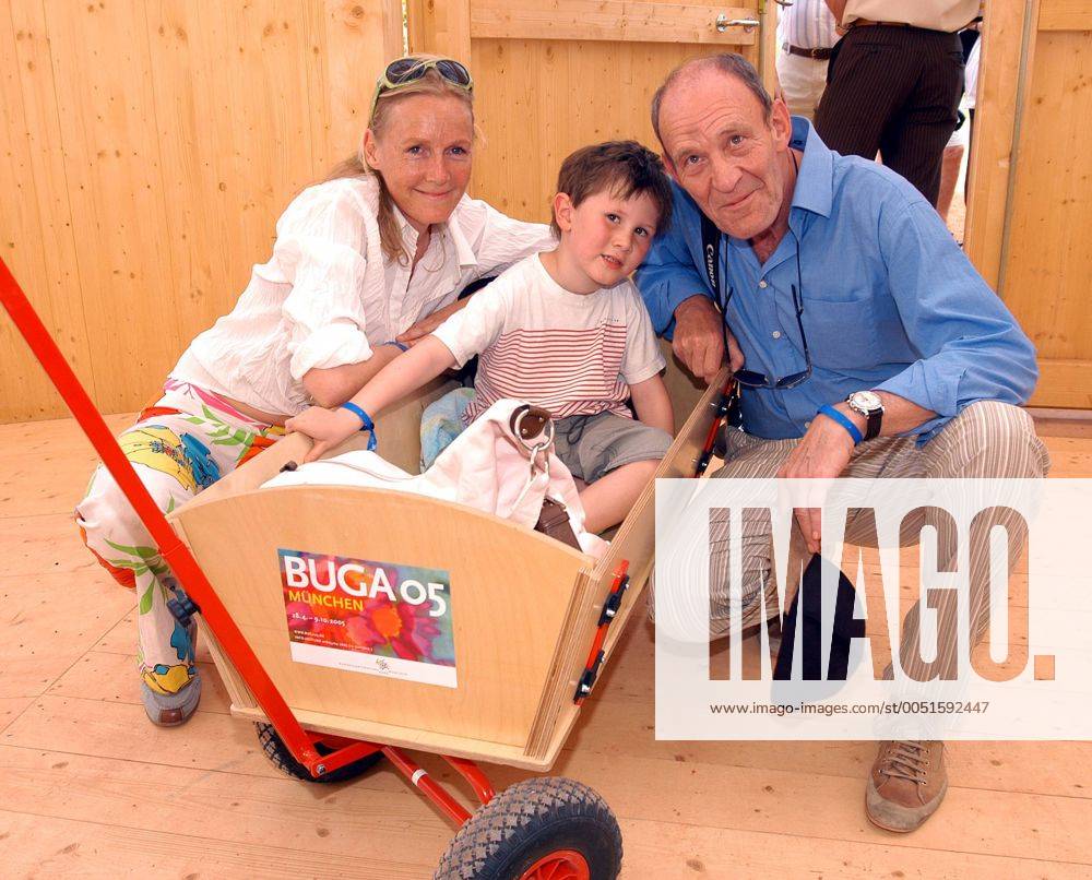 Schauspielerin Carolin Fink (AUT) mit ihrem Ehemann Michael Mendl (GER) und ihrem Sohn Marlon (GER) anlässlich der Jubiläumsveranstaltung - 50 Jahre Kinderdorf - auf der BUGA in München