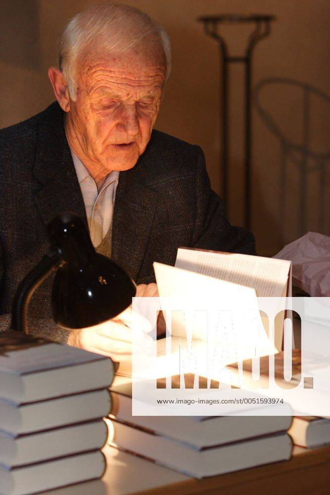 Schriftsteller Günter de Bruyn (GER) während einer Lesung in der Alten Dorfkirche in Berlin-Zehlendorf