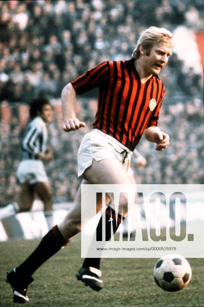 Karl-Heinz Schnellinger (Milan) am Ball Fußball Herren Serie A 1968 1969, 1. Italienische Liga, AC Mailand - Juventus Turin 0:0 Einzelbild Stadio Giuseppe Meazza, San Siro Mailand Dynamik,