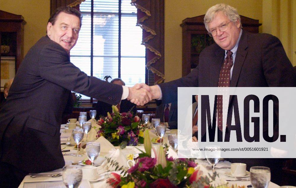 Bundeskanzler Gerhard Schröder (GER SPD) und Dennis Hastert (USA Republikaner Sprecher Repräsentantenhaus) anlässlich eines Treffens in Washington (WAP2001032926)