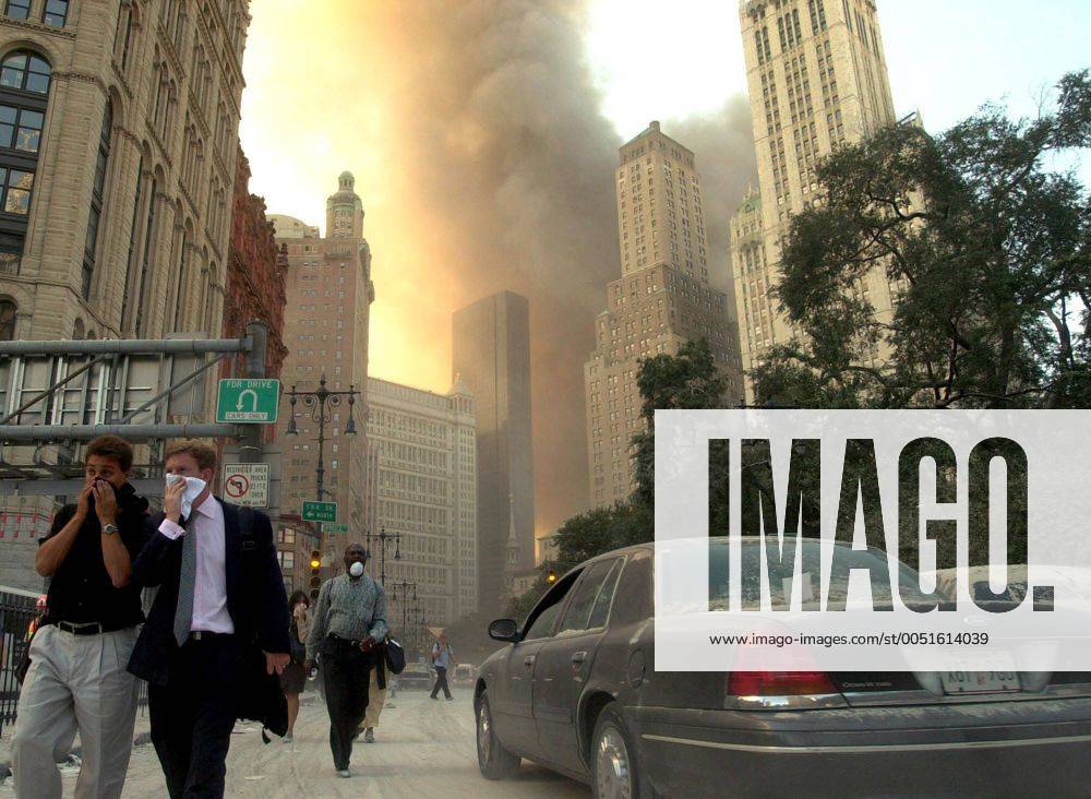 Geschäftsleute flüchten vor den brennenden Türmen des World Trade Centers in New York nach den Terroranschlägen vom 11. September - (nyc2001091103)