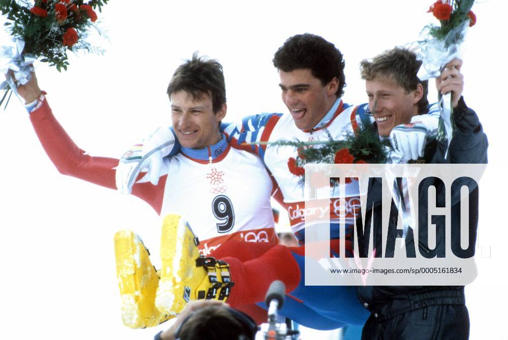 Siegerehrung Riesenslalom bei den olympischen Winterspielen 1988, v.li.: Hubert Strolz (Österreich), Olympiasieger Alberto Tomba (Italien) und Pirmin Zurbriggen (Schweiz) Alpiner Skilauf OS Winter Herren Olympische Winterspiele Calgary 1988, Spiele, Ski Alpin, Skisport, Riesenslalom Gruppe Nakiska Freude,