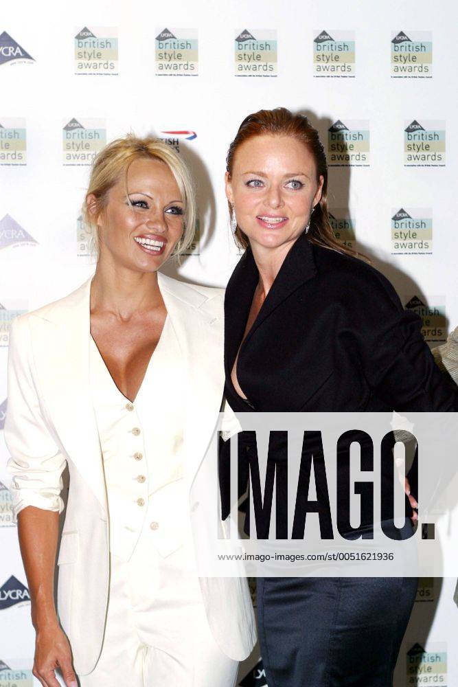 Schauspielerin Pamela Anderson (li., CAN) und Modedesignerin Stella McCartney (GBR) anlässlich der Lycra British Style Awards 2003 in London -