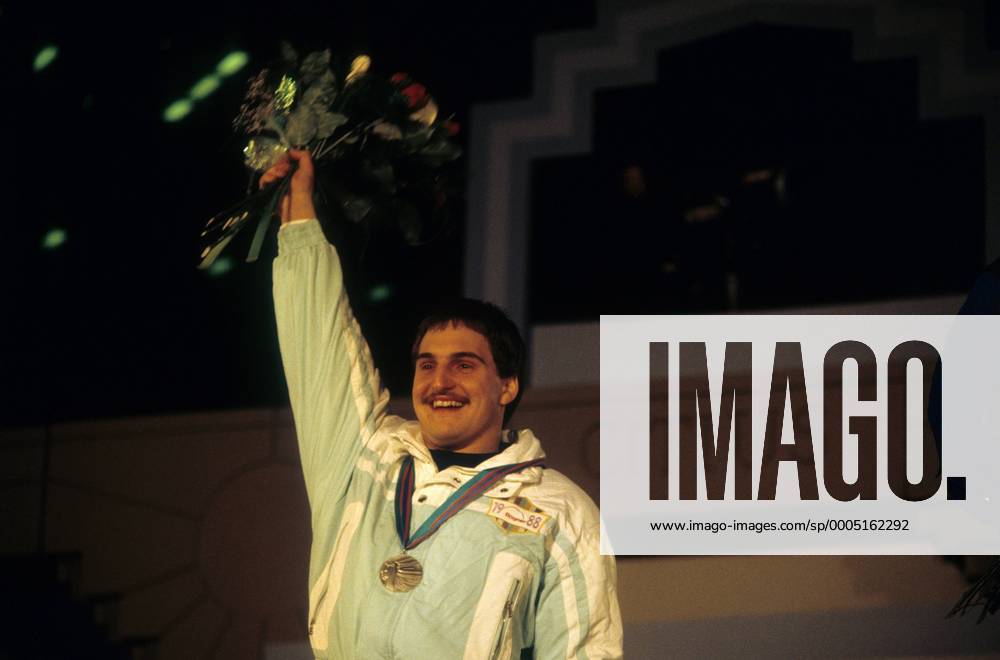 Georg Hackl (BR Deutschland) - Zweiter im Einsitzer bei den olympischen Winterspielen 1988 Rennrodeln OS Winter Herren Olympische Winterspiele Calgary 1988, Spiele, Rodeln, Rennschlitten, Rennschlittensport Einzelbild Calgary Freude,