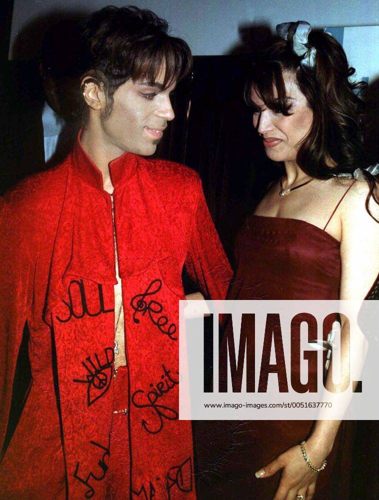 Sänger Prince mit seiner Ehefrau und Schauspielerin Mayte Garcia (beide USA) in New York - (nyp2000051799)